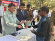 नव वर्ष के पहले दिन खिले 100 नागरिकों के चेहरे, लंबे समय से गुम हो चुके मोबाईल लौटाए