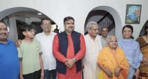 जिला प्रभारी मंत्री गजेन्द्र यादव ने भाजपा नेता आलोक बिंदल के निवास पहुंचकर की सौजन्य भेंट…