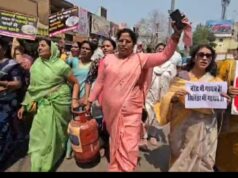 खाली सिलेंडर और कच्ची सब्जियों के साथ महिला कांग्रेस का जोरदार प्रदर्शन, “नाम नरेंद्र – काम सरेंडर” के नारों से गूंजा जय स्तंभ चौक…