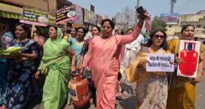 खाली सिलेंडर और कच्ची सब्जियों के साथ महिला कांग्रेस का जोरदार प्रदर्शन, “नाम नरेंद्र – काम सरेंडर” के नारों से गूंजा जय स्तंभ चौक…