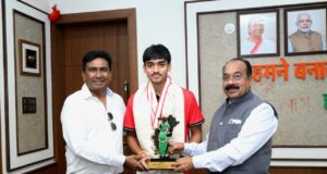 उप मुख्यमंत्री श्री अरुण साव से अंडर-18 एशिया कप विजेता हॉकी खिलाड़ी अवि मानिकपुरी ने की सौजन्य मुलाकात