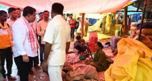 मर्दापाल के साप्ताहिक बाजार में अचानक पहुंचे उप मुख्यमंत्री श्री विजय शर्मा