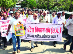 खाद की कालाबाजारी पर बिफरे किसान, उतरे सडक़ों पर…
