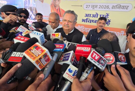 राजनांदगांव में जिला स्तरीय शाला प्रवेश उत्सव: विधानसभा अध्यक्ष डॉ. रमन सिंह ने किया शुभारंभ, छात्राओं को बांटी साइकिलें…