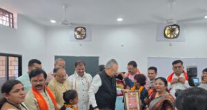 विधानसभा अध्यक्ष ने गंज पारा स्कूल का निरीक्षण कर विद्यार्थियों का तिलक लगाकर किया स्वागत गंजपारा स्कूल के उन्नयन कार्य की डॉ रमन सिंह ने की सराहना