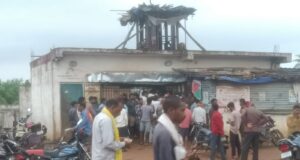एक कर्मचारी के भरोसे छुईखदान की देशी शराब दुकान! बेकाबू भीड़ में जेबकतरे सक्रिय, सडक़ पर छलक रहे जाम…