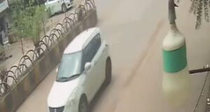 छत्तीसगढ़: भिलाई में बड़ी लापरवाही, चलती स्कूल वैन का खुला गेट; सड़क पर गिरा मासूम बच्चा, CCTV में कैद हुई घटना…
