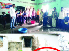 जर्जर भवन में पढऩे को मजबूर स्कूली बच्चे…