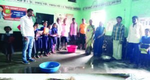 जर्जर भवन में पढऩे को मजबूर स्कूली बच्चे…