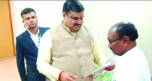 नगर के जर्जर स्कूलों की तस्वीर बदलने के लिए नगर पंचायत अध्यक्ष ने स्कूल शिक्षा मंत्री से भेंटकर मांगा अनुदान, चर्चा कर ज्ञापन सौपा…