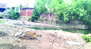 कचरा-गंदगी से पटा जिला अस्पताल के सामने का नाला, बारिश में बेहाल होंगे मरीज और डॉक्टर…