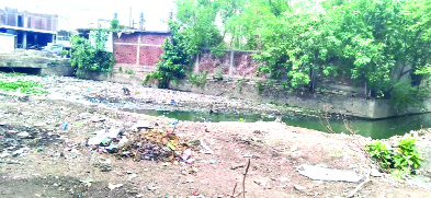 कचरा-गंदगी से पटा जिला अस्पताल के सामने का नाला, बारिश में बेहाल होंगे मरीज और डॉक्टर…