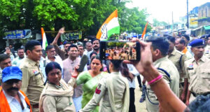 कांग्रेसी देखते रह गए, भाजपाई प्रधानमंत्री का पुतला ले भागे…
