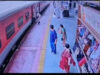 चलती ट्रेन में चढ़ते समय प्लेटफॉर्म के बीच फंसा यात्री, RPF के जवान ने खींचकर बचाई जान…