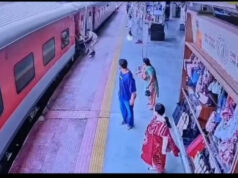 चलती ट्रेन में चढ़ते समय प्लेटफॉर्म के बीच फंसा यात्री, RPF के जवान ने खींचकर बचाई जान…