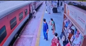 चलती ट्रेन में चढ़ते समय प्लेटफॉर्म के बीच फंसा यात्री, RPF के जवान ने खींचकर बचाई जान…