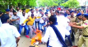 उत्तर व दक्षिण ब्लॉक कांग्रेस कमेटी ने फूंका प्रधानमंत्री का पुतला…