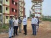 महापौर ने मोहारा में निर्माणाधीन आवासो का किया निरीक्षण