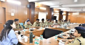 पुलिस अधीक्षक राजनांदगांव सुश्री अंकिता शर्मा के द्वारा कानून व्यवस्था की समीक्षा के संबंध में बैठक आयोजित, बेसिक एवं विजिबल पुलिसिंग को प्रभावी बनाने के निर्देश…