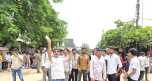 खैरागढ़: बीएससी रसायन शास्त्र के परिणाम में गड़बड़ी का आरोप, तीन कॉलेजों के छात्र-छात्राओं ने किया चक्काजाम…