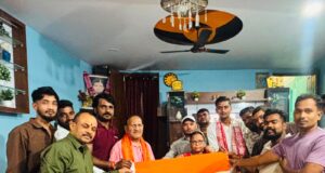 खैरागढ़ के सपूत शहीद निकेश यादव के माता-पिता को तिरंगा सौंपकर शहर भाजयुमो ने की ‘‘हर घर तिरंगा’’ अभियान की शुरुआत…