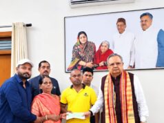 गौ माता की रक्षा करते हुए वीरगति प्राप्त संदीप साहू के परिवार को डॉ. रमन सिंह ने प्रदान की आर्थिक सहायता राशि…