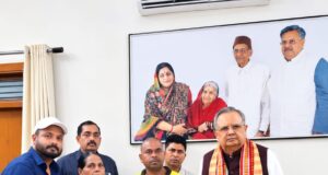 गौ माता की रक्षा करते हुए वीरगति प्राप्त संदीप साहू के परिवार को डॉ. रमन सिंह ने प्रदान की आर्थिक सहायता राशि…