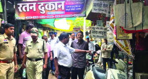 आयुक्त मरकाम व यातायात प्रभारी ने गोल बाजार और फल मार्केट का किया पैदल निरीक्षण…