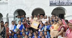 संगीत नगरी खैरागढ़ से सरहद पर तैनात जवानों के लिए भेजे गए 3000 रक्षा सूत्र व संदेश पत्र…