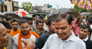 ग्रामीणों की समस्याओं के समाधान को लेकर महापौर मधुसूदन यादव ने दिया आश्वासन: 3 दिन में भरेंगे गड्ढे, बारिश बाद शुरू होगा सड़क निर्माण…