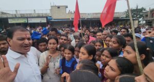 गठुला मुख्य मार्ग पर ग्रामीणों ने किया चक्काजाम, महापौर के समझाईश पर यातायात व्यवस्था हुई बहाल…