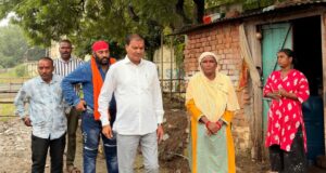 गौरीनगर अंडरब्रिज हादसा : मृतक के परिजनों से मिले महापौर मधुसूदन यादव…