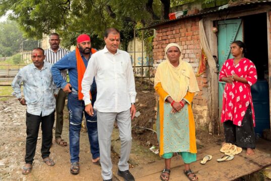 गौरीनगर अंडरब्रिज हादसा : मृतक के परिजनों से मिले महापौर मधुसूदन यादव…
