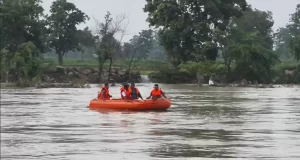 छत्तीसगढ़ में मानसून का कहर: महासमुंद में उफनती नदी में डूबा नाबालिग, GPM में जान जोखिम में डालकर नाला पार कर रहा बुजुर्ग बाल-बाल बचा…