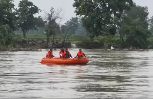 छत्तीसगढ़ में मानसून का कहर: महासमुंद में उफनती नदी में डूबा नाबालिग, GPM में जान जोखिम में डालकर नाला पार कर रहा बुजुर्ग बाल-बाल बचा…