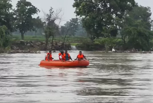 छत्तीसगढ़ में मानसून का कहर: महासमुंद में उफनती नदी में डूबा नाबालिग, GPM में जान जोखिम में डालकर नाला पार कर रहा बुजुर्ग बाल-बाल बचा…