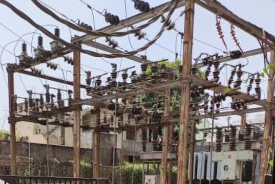 अघोषित ‘लोड शेडिंग’ ने तोड़ी औद्योगिक क्षेत्रों की कमर : बिजली विभाग की लापरवाही से उद्योग बंदी की कगार पर, करोड़ों का नुकसान…