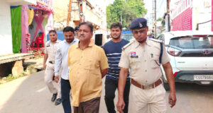 उधारी रकम न देने पर शटर बंद कर की थी बैट से पिटाई : 3 आरोपी गिरफ्तार, पुलिस ने शहर में कराया पैदल मार्च…