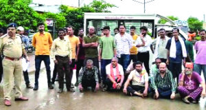 फरहद चौक में नाले में गिरने से बुजुर्ग की मौत पर फूटा गुस्सा : शव रखकर किया चक्काजाम, देर तक थमा रहा पहिया…