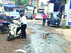डोंगरगांव पालिका की लचर व्यवस्था : 6 माह से बाजार मार्ग पर बह रहा गंदा पानी, पट्टे व निर्माण में खेल के लग रहे आरोप…
