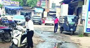 डोंगरगांव पालिका की लचर व्यवस्था : 6 माह से बाजार मार्ग पर बह रहा गंदा पानी, पट्टे व निर्माण में खेल के लग रहे आरोप…