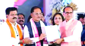 केंद्रीय मंत्री शिवराज ने छत्तीसगढ़ को दी 3.65 लाख पक्के मकानों की सौगात,सीएम साय को सौंपा स्वीकृति पत्र…