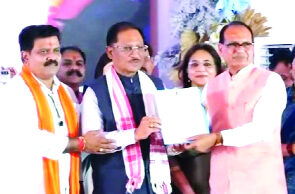 केंद्रीय मंत्री शिवराज ने छत्तीसगढ़ को दी 3.65 लाख पक्के मकानों की सौगात,सीएम साय को सौंपा स्वीकृति पत्र…