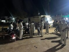 त्यौहारों के मद्देनजर राजनांदगांव पुलिस अलर्ट: डोंगरगढ़ में 150 जवानों के साथ निकली कॉम्बिंग गश्त, निगरानी बदमाशों की हुई सघन चेकिंग..