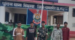 धमतरी में बदहाल व्यवस्था: उफनते नाले को खाट पर मरीज लादकर पार करने को मजबूर ग्रामीण, पुल निर्माण की उठी मांग…
