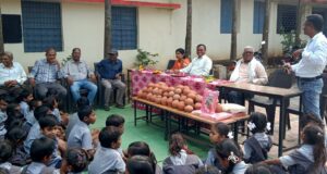 जन्मदिन पर अनोखी पहल: नवाचारी शिक्षक ने बांटी गुल्लक और राष्ट्रीय पहाड़ा, रोपे नारियल के पौधे…