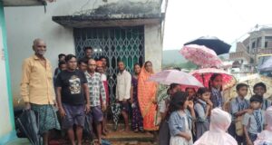 डोंगरगढ ब्लॉक के तोतलभर्री शासकीय प्राथमिक शाला स्कूल में स्कूल भवन नहीं होने कारण पालकों ने जड़ा ताला…