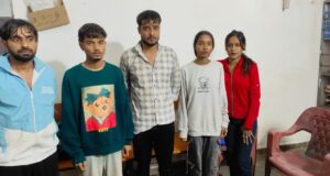 बरसती पानी के बीच हादसा : बीच मझधार में फंसे 5 दोस्त; पेड़ के सहारे बची जान, स्टापर तोडक़र उफनती नदी में जा घुसाई कार…