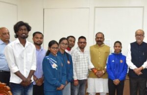 राज्यपाल श्री रमेन डेका से प्रदेश के उत्कृष्ट खिलाड़ियों ने की सौजन्य भेंट
