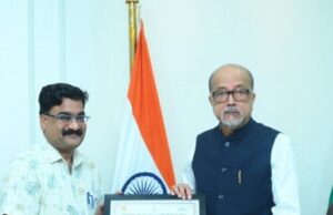 राज्यपाल से गेड़ी नर्तक अनिल गढ़ेवाल ने की भेंट